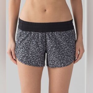 Lululemon Tracker Short IV 4” 
Daisy Dust Alpine White Black / Black